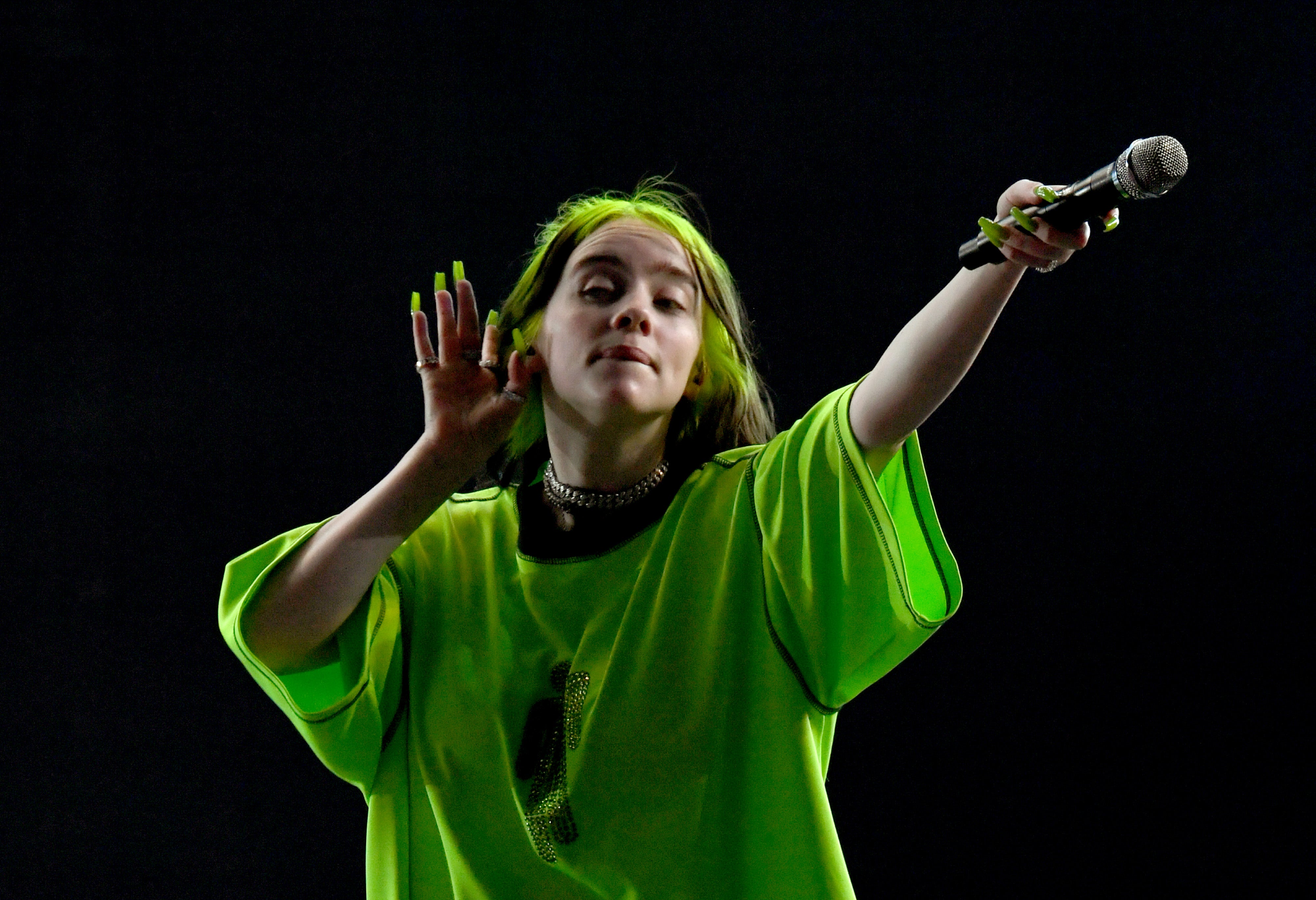 Billie Eilish se desnuda durante un concierto para reflexionar sobre su  cuerpo