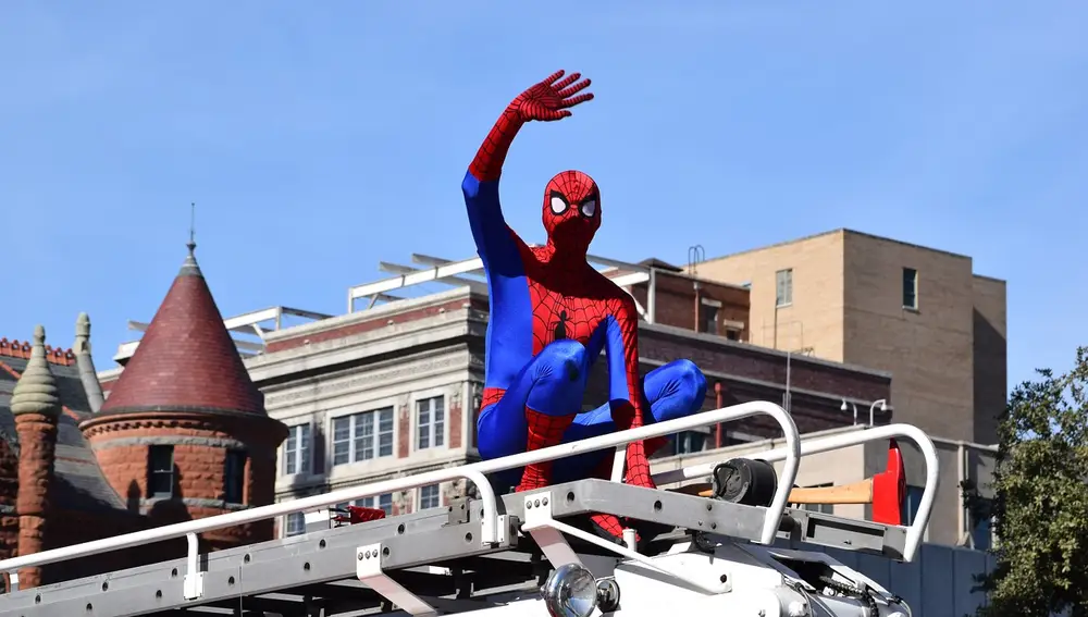 Spider-Man a bordo de un coche de bomberos