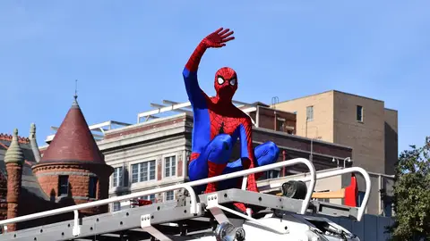 Spider-Man a bordo de un coche de bomberos Spider-Man a bordo de un coche de bomberos