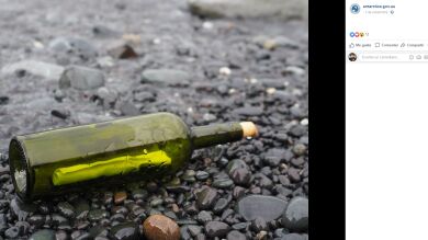 Encuentran una botella con un mensaje secreto en una isla del océano Antártico