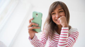 Chica creándose un perfil en una app de ligue.