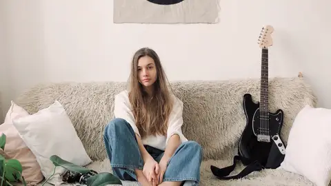 Una chica sentada en el sofá Una chica sentada en el sofá