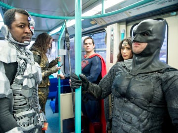 Los protagonistas de La Liga de la Justicia, en metro