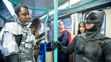 Los protagonistas de La Liga de la Justicia, en metro