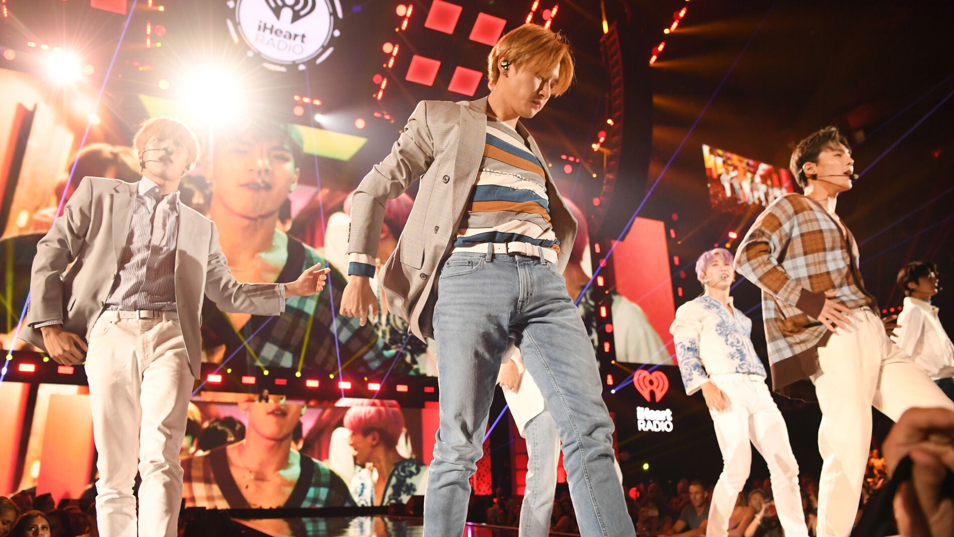 MONSTA X actuando, con Wonho en primer t&eacute;rmino