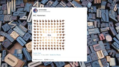 Los mejores tuits del meme de los emojis de las manos señalando al centro