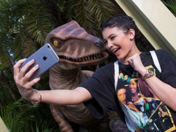 Un disfraz de dinosaurio que aterroriza las redes