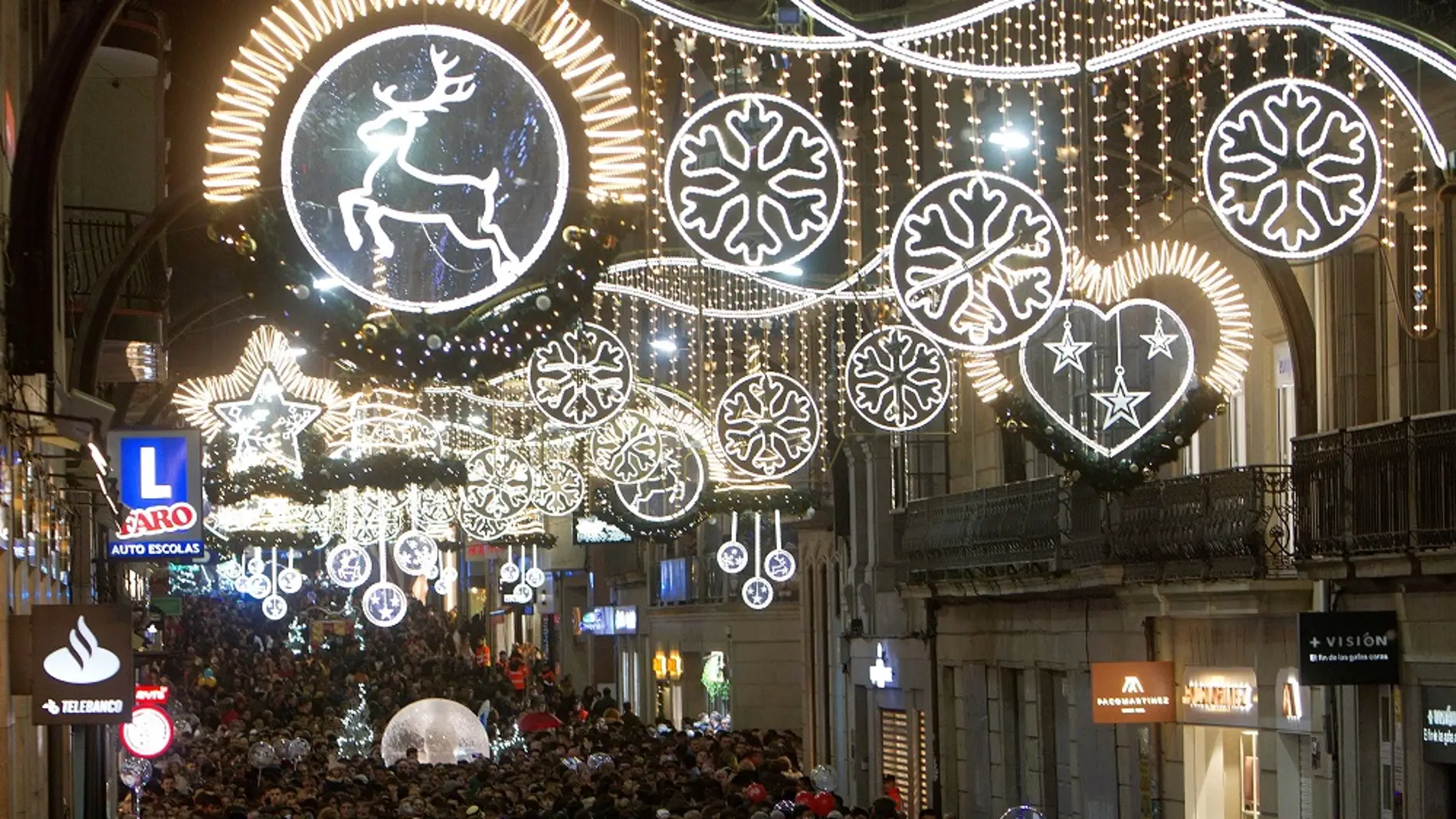 Imagen de archivo de las luces de Navidad en Vigo durante 2019