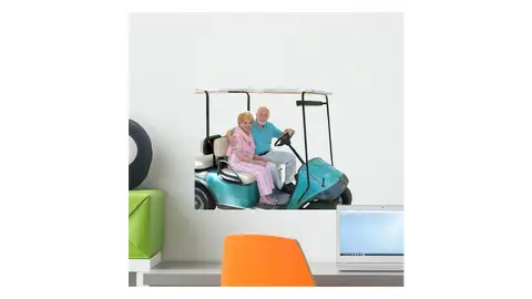 Una pegatina para la pared de dos señores en un carro de golf Una pegatina para la pared de dos señores en un carro de golf