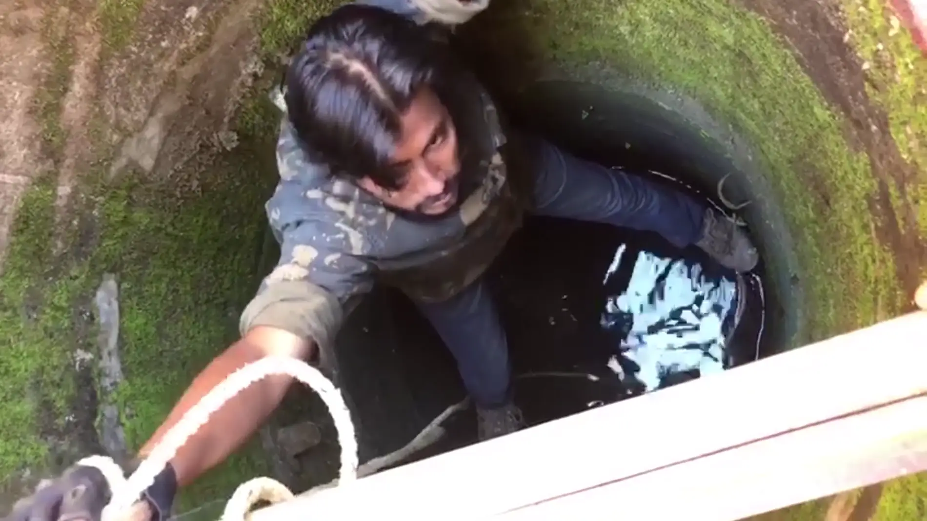 Un hombre rescata a un gato atrapado en un pozo