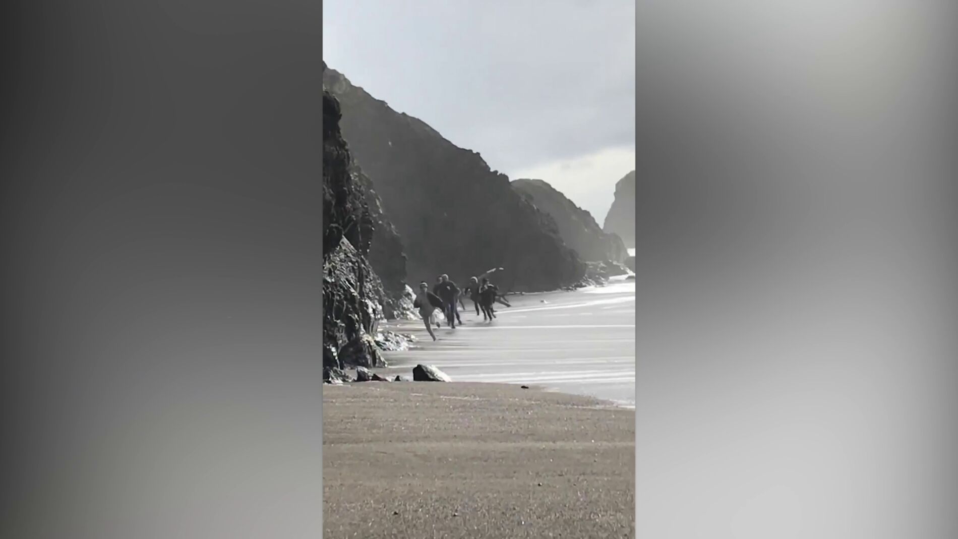 Familia golpeada por una ola