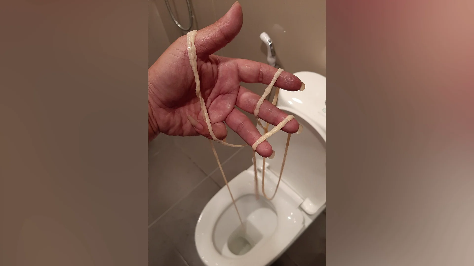 Va al baño y expulsa una tenia viva
