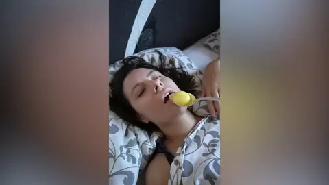 Broma con una yema de huevo Broma con una yema de huevo