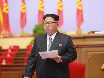 Imagen facilitada por la agencia de noticias KCNA que muestra al l&iacute;der norcoreano Kim Jong-un