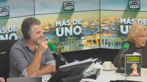 La reacción de Carlos Alsina al escuchar un sonido sospechoso durante la entrevista con Carmena La reacción de Carlos Alsina al escuchar un sonido sospechoso durante la entrevista con Carmena