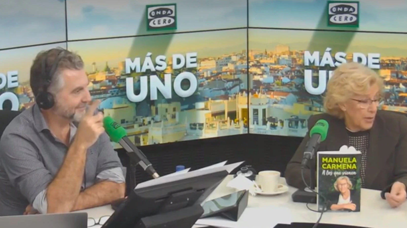 La reacción de Carlos Alsina al escuchar un sonido sospechoso durante la entrevista con Carmena La reacción de Carlos Alsina al escuchar un sonido sospechoso durante la entrevista con Carmena