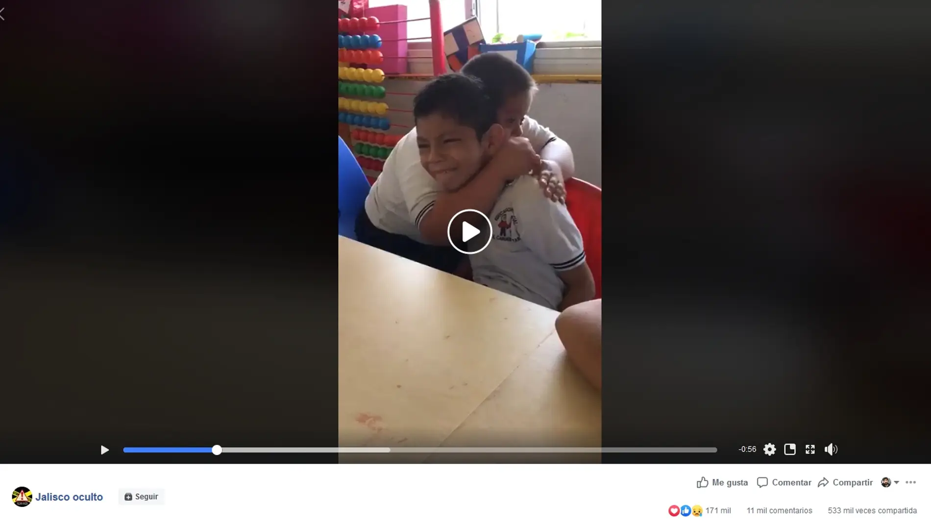 Un niño con síndrome de down abraza a un niño autista