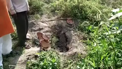 Encuentran a un bebé enterrado en la India Encuentran a un bebé enterrado en la India