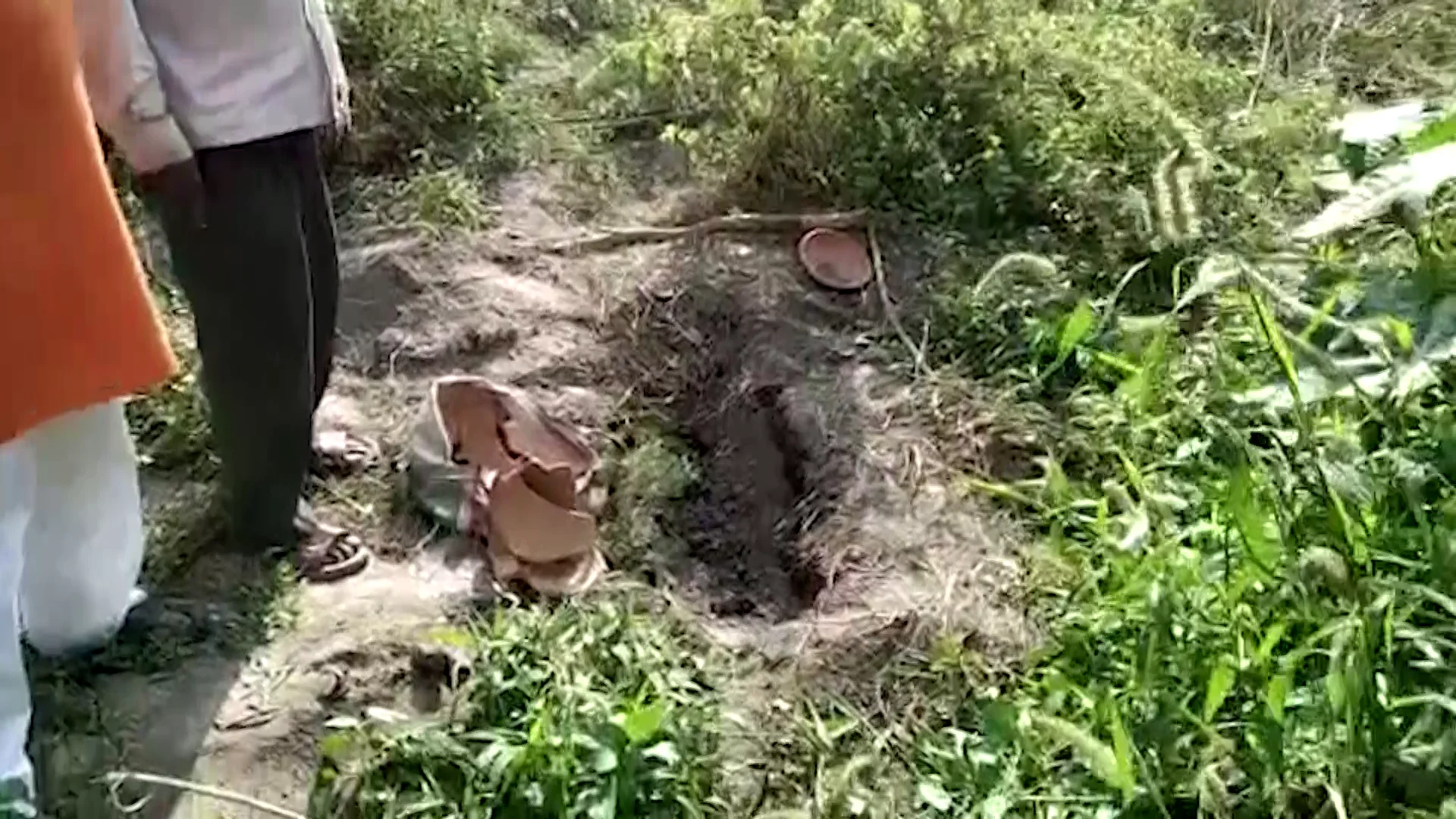 Encuentran a un bebé enterrado en la India