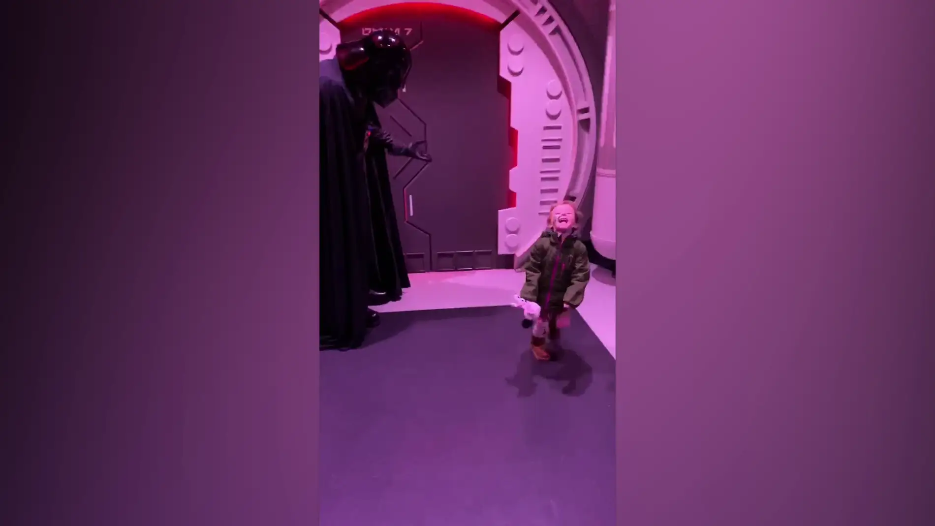 El momento en que una niña fan de Star Wars conoce a Darth Vader