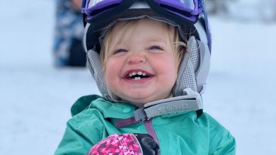 VÍDEO: Una bebé de un año arrasa practicando snowboard