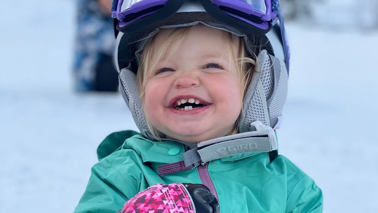 Un niño hace snowboard Un niño hace snowboard
