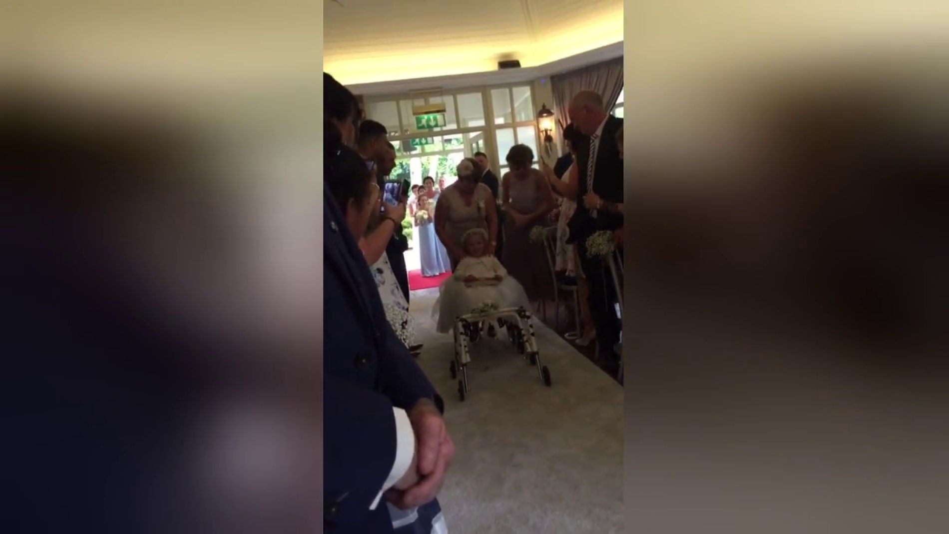 Una ni&ntilde;a camina por primera vez en la boda de su madre