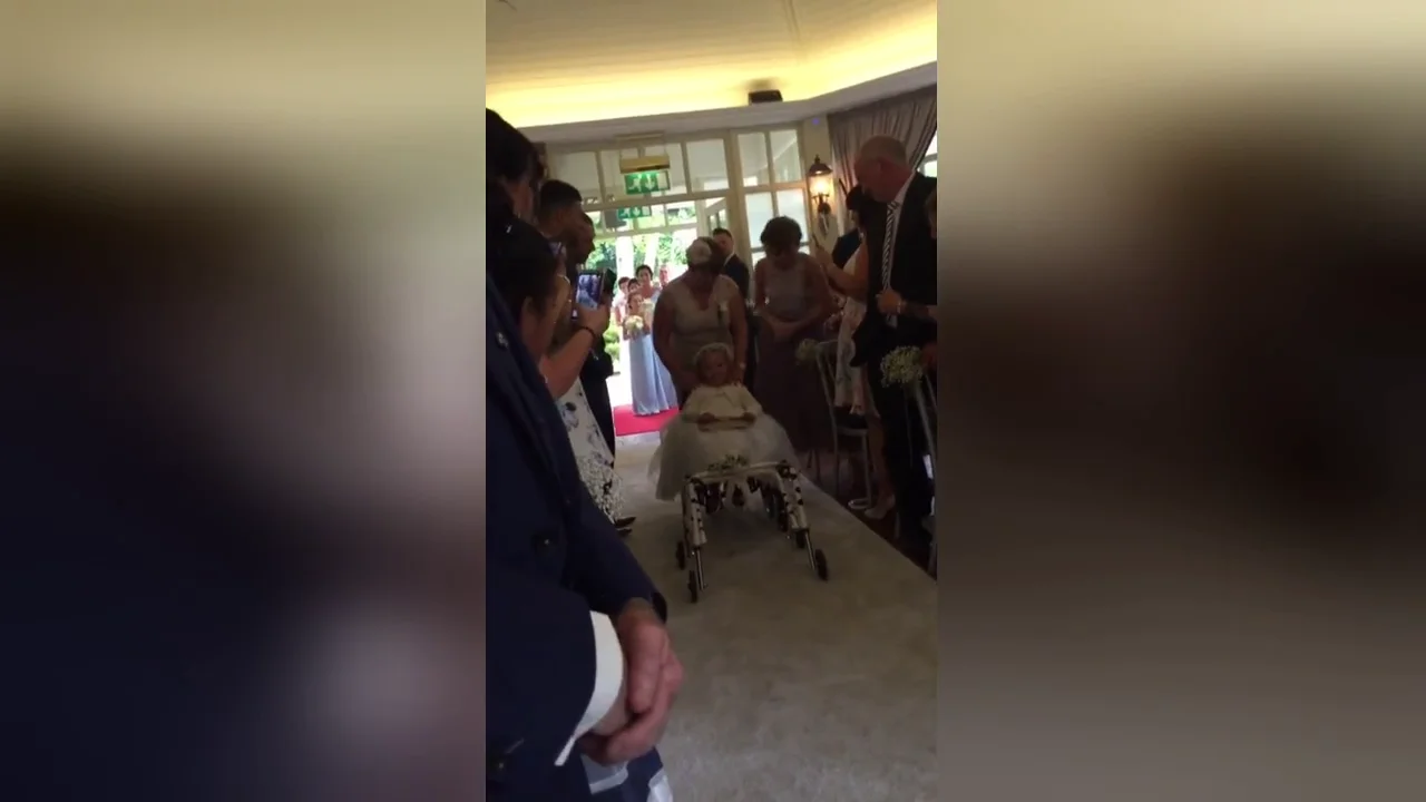 Una niña camina por primera vez en la boda de su madre Una niña camina por primera vez en la boda de su madre