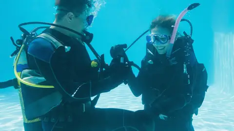 ¿Buceamos juntos? ¿Buceamos juntos?