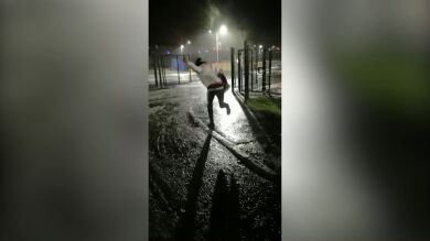 VÍDEO: Una mujer no deja de resbalarse en el hielo y sus amigas no pueden parar de reír