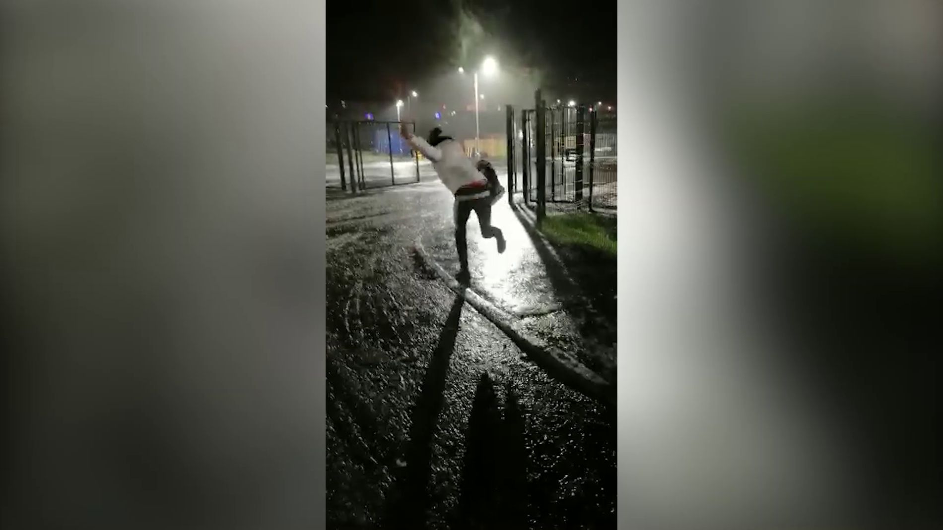 No para de resbalarse en el hielo