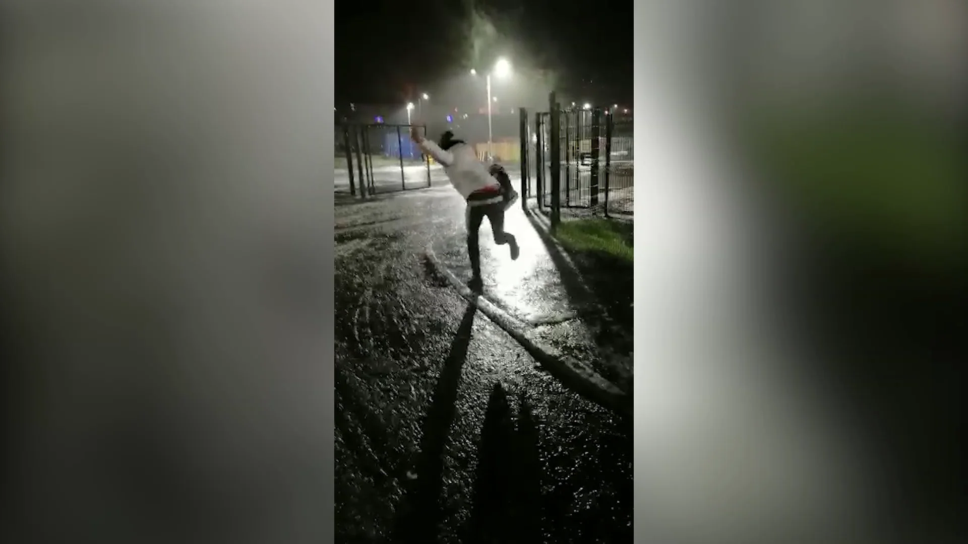 No para de resbalarse en el hielo