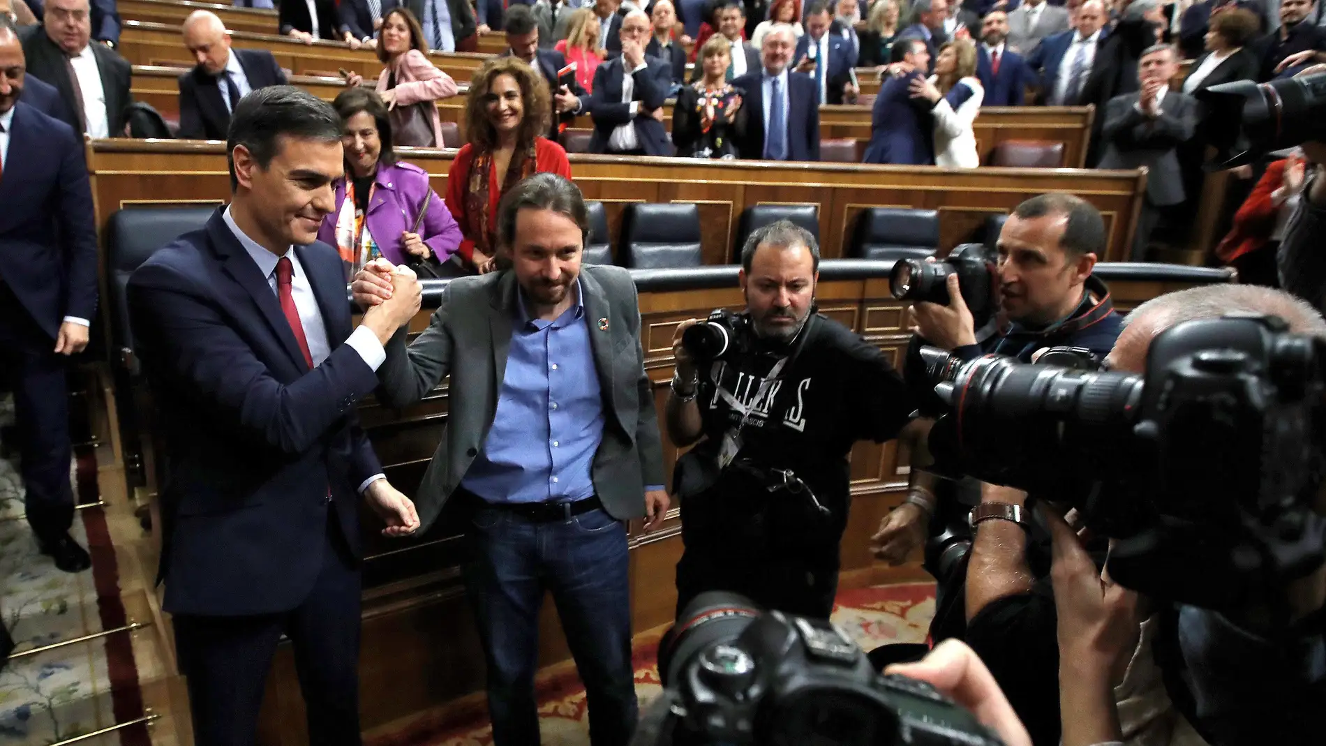 Apretón de manos entre Pedro Sánchez y Pablo Iglesias tras la investidura del primero
