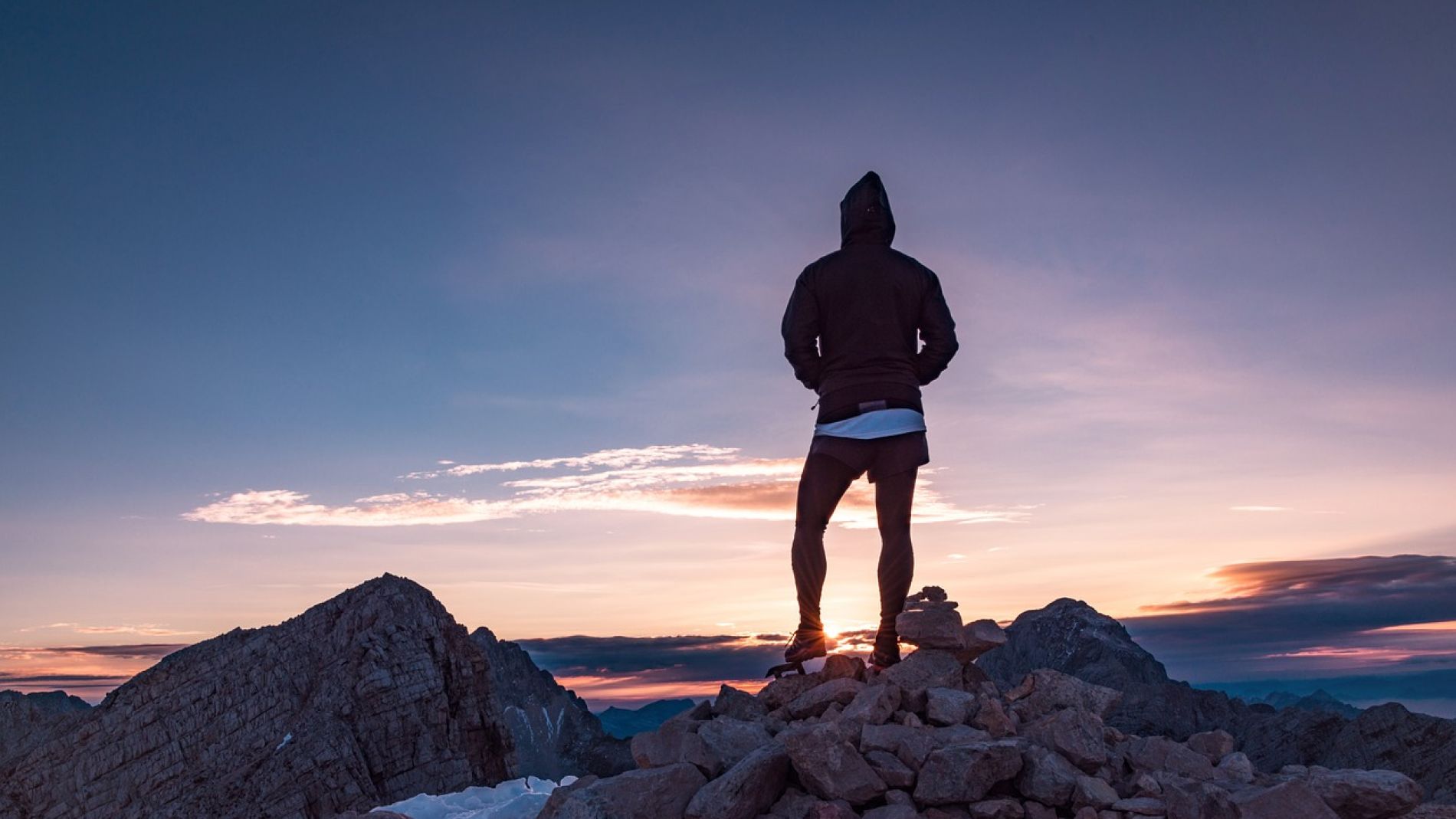 Persona en la cima de una monta&ntilde;a
