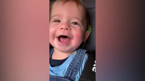 Escucha a su madre por primera vez Escucha a su madre por primera vez