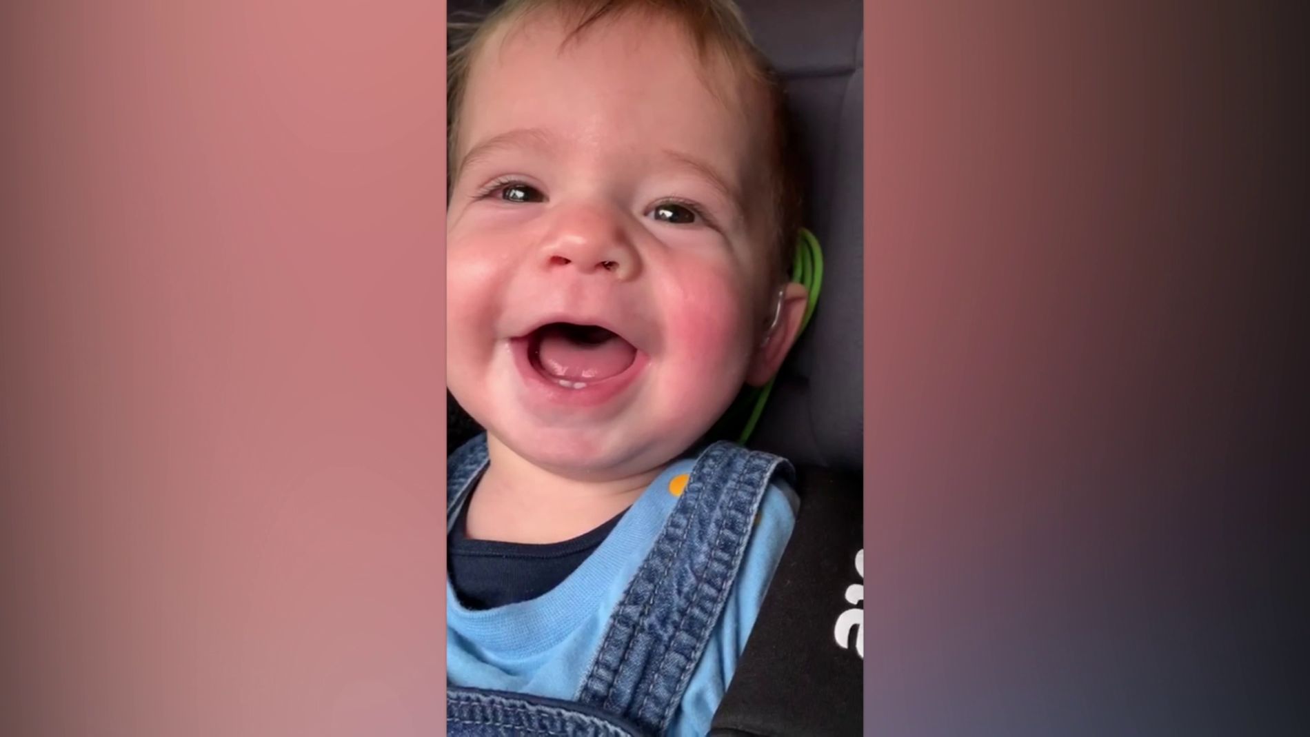 Escucha a su madre por primera vez