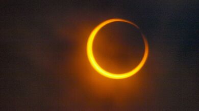 El sol dibuja unos diabólicos cuernos sobre el mar durante un eclipse en Catar 