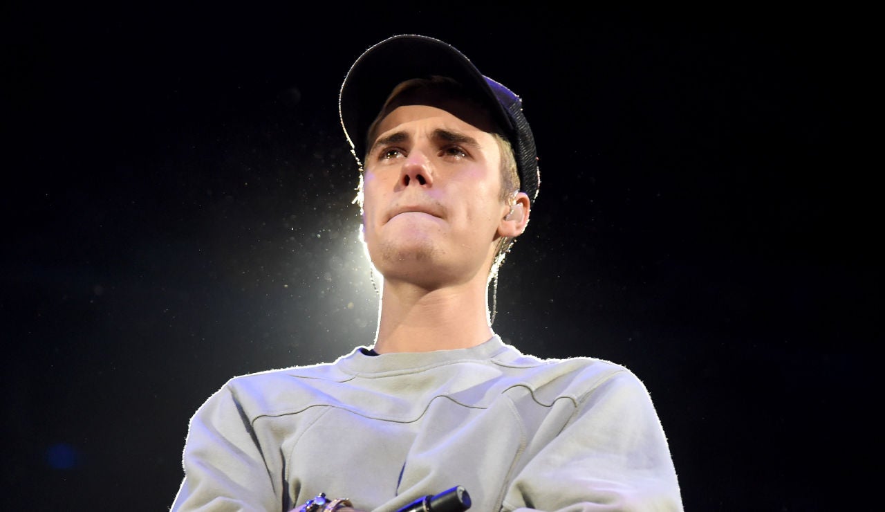 Justin Bieber llora durante una actuación