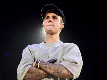 Justin Bieber llora durante una actuación