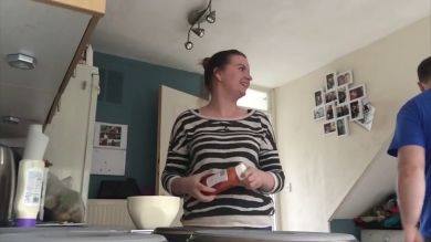 VÍDEO: Le gasta una broma a su novia con una bomba de ketchup