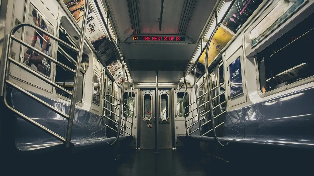 Interior de un vagón de metro (archivo)