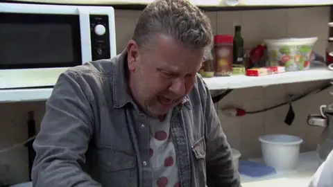 Chicote, a punto de vomitar al ver el estado de la comida del 'Rusiñol': "¿Alguien me puede decir por qué me he comido esta mierda?" Chicote, a punto de vomitar al ver el estado de la comida del 'Rusiñol': "¿Alguien me puede decir por qué me he comido esta mierda?"