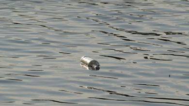 Lanzan un mensaje en una botella al mar en Canadá y la encuentran a 5.000 kilómetros de distancia