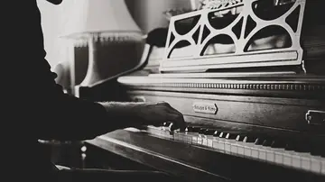 Un hombre toca el piano 