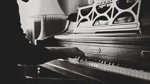 Un hombre toca el piano Un hombre toca el piano