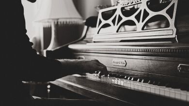 Escribe un precioso cartel a su vecino sobre su forma de tocar el piano y Twitter se emociona 