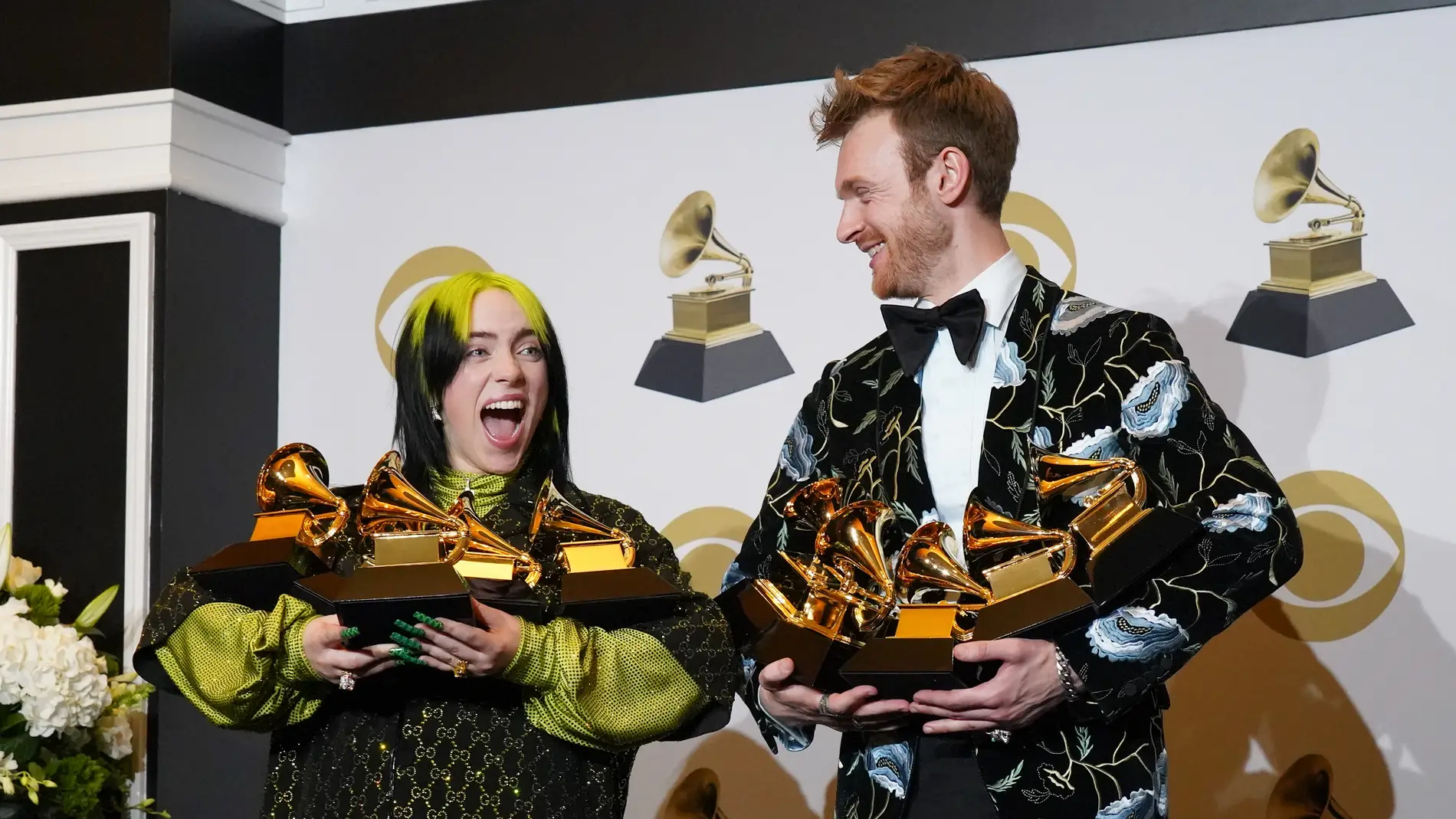 Billie Eilish y su hermano Finneas con sus cinco premios Grammy