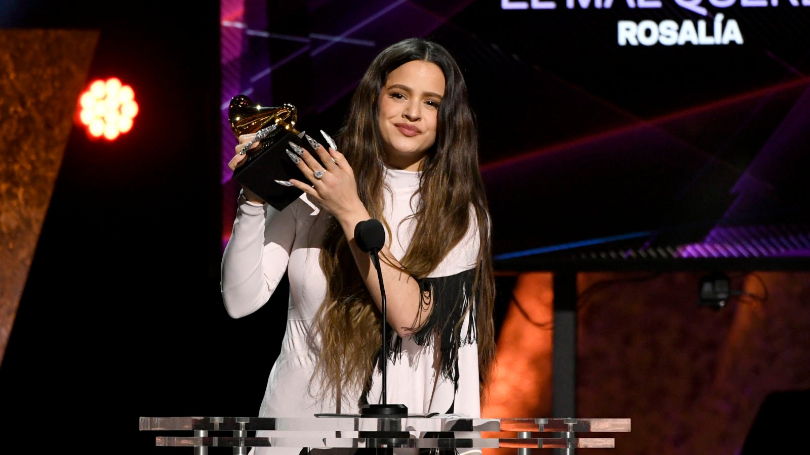 Rosalía agradece su primer premio Grammy con un discurso en tres idiomas diferentes 