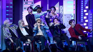 BTS actuando en los premios Grammy