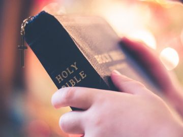 Una biblia con una cruz